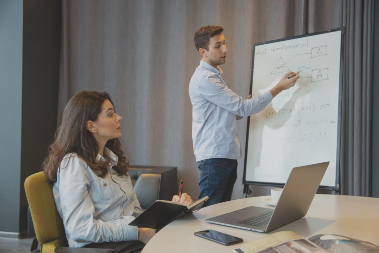 Mentor bespricht individuellen Finanzplan mit Kursteilnehmer in entspannter Atmosphäre